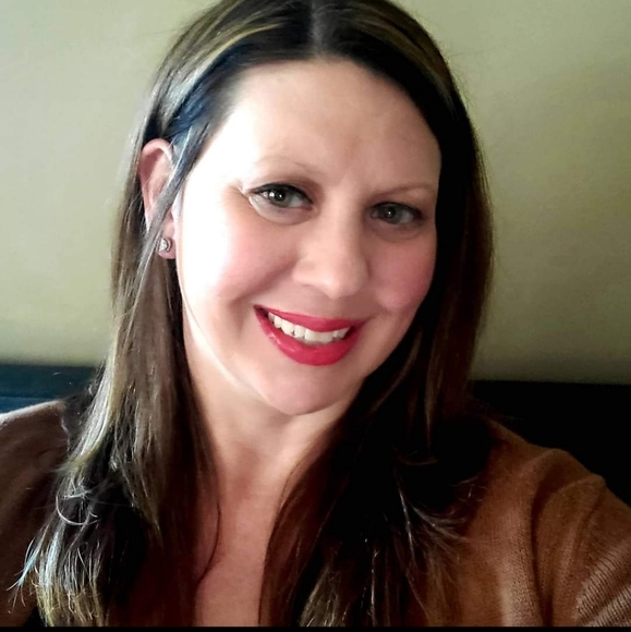 Meet your Posher, Adrienne - Picture 1 of 8